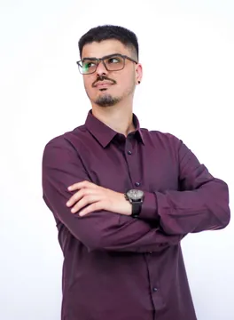 Lucas Ferraz, especialista em SEO, GEO e criação de sites Foto profissional de Lucas Ferraz, especialista em SEO, GEO (Generative Engine Optimization) e criação de sites, fundador da agência Lucas Ferraz SEO.
