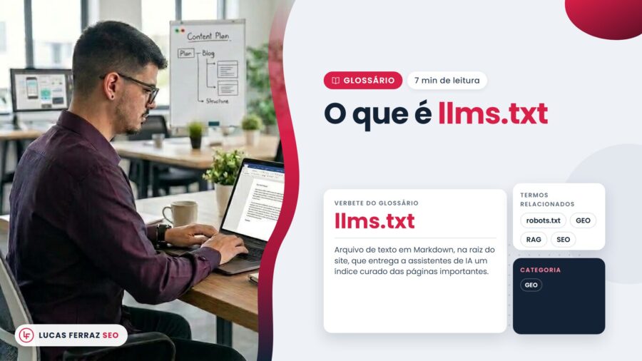Verbete do glossário com o título O que é llms.txt, definido como arquivo em Markdown na raiz do site com índice curado de páginas para assistentes de IA, e Lucas Ferraz, fundador da agência Lucas Ferraz SEO, no notebook.
